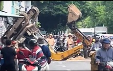 Thót tim cảnh xe múc đang tháo dỡ nhà bất ngờ lật ngửa ra đường