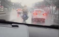 CSGT Hà Nội đội mưa mở đường đưa bé 4 tháng tuổi sốt cao đi cấp cứu