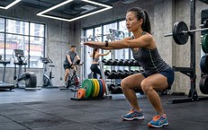 Squat không tạ và có tạ, đâu là cách tập tăng cơ đùi hiệu quả?