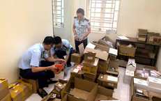 Tiêu hủy hơn 1.000 sản phẩm mỹ phẩm, kem nền, phấn má hồng không rõ nguồn gốc