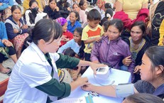 Hơn 1.000 người dân Việt - Lào vùng biên được khám, phát thuốc miễn phí