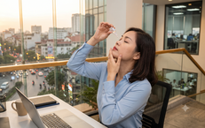 Cách phòng ngừa khô mắt do sử dụng máy tính, điện thoại