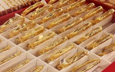 Vàng giảm sức hút trước áp lực lãi suất