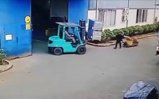 Thót tim cảnh kiện hàng từ xe nâng đổ trúng công nhân, một người tử vong