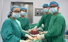 Nữ điều dưỡng hiến máu cứu người phụ nữ có khối u tử cung 13cm
