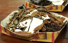 Tự dùng thuốc nam, thuốc gia truyền: Những rủi ro tiềm ẩn người dân cần biết