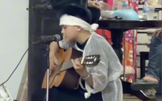 Nghẹn lòng khoảnh khắc cô bé 15 tuổi ôm guitar hát tiễn cha về nơi an nghỉ