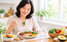 Giảm mỡ sau mãn kinh: 5 thay đổi trong bữa ăn tốt hơn nhịn cơm