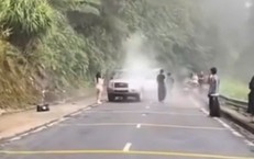 Đang đi đường đèo Ba Vì, Ford Everest bất ngờ bốc khói nghi ngút