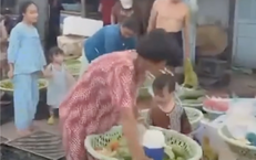 Chủ sạp rau trúng số 10 tỷ đồng, tặng hết hàng cho bà con để về quê