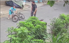 Bé trai chắp tay xin lỗi sau va chạm và cái ôm của người đàn ông gây sốt mạng xã hội