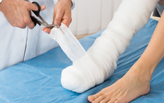 Sẹo bỏng co rút khiến bé trai 9 tuổi phải bò bằng tay
