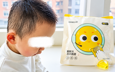 Bé trai 2 tuổi nuốt viên giặt quần áo, người mẹ làm một việc bất ngờ
