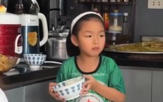 Mẹ dặn 'kệ bố', bé gái 6 tuổi đã có hành động khiến dân mạng chú ý