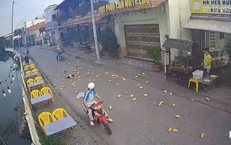 Camera ghi lại cảnh bánh mì bay tung toé sau cú va chạm giữa hai xe máy