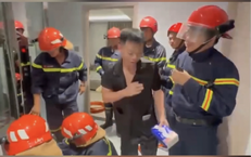 Phá cửa thang máy, giải cứu người đàn ông nước ngoài mắc kẹt ở TPHCM