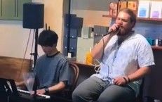 Chàng trai Tây hát 'Anh còn nợ em' mùi mẫn, dân mạng rủ nhau nhường mic