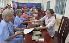 Gần 100 người cao tuổi, trẻ em được khám bệnh miễn phí, nhận quà