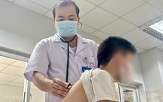 Ho nhiều về đêm gần sáng, khò khè thở rít cần đưa trẻ đi khám hen phế quản