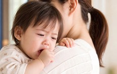 Giao mùa: Mẹ lại thấp thỏm một nỗi lo mang tên 'con ho'