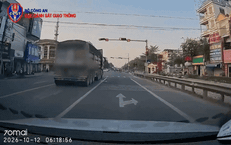 Tài xế đã dừng xe khi đèn đỏ nhưng vẫn bị phạt đến 20 triệu, vì sao?