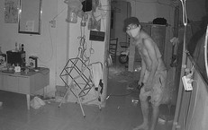 Kẻ lạ bịt mặt rút dây camera, đột nhập phòng con gái lúc rạng sáng
