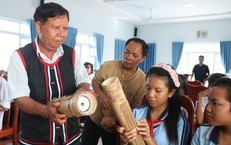 Người gắn bó suốt nửa thế kỷ với loại đàn đi vào bài hát nổi tiếng