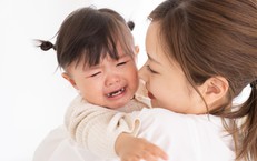 Giải mã nguyên nhân bé hay quấy khóc đêm sau khi bú sữa