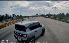 Tạt đầu xe khác ngay sau trạm thu phí, ô tô con suýt gây họa