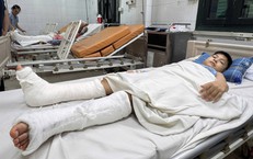 Mẹ làm phụ hồ nuôi 3 con, bất lực nhìn con trai 10 tuổi cần phẫu thuật sau tai nạn