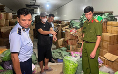 Lật tẩy thủ đoạn phù phép gần 20 tấn bánh kẹo trôi nổi thành hàng ngoại nhập