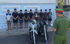 Nhóm 'trẻ trâu' táo tợn dàn cảnh hỗn chiến, rút kiếm chém người rồi cướp xe