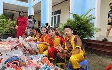 Cậu bé Côn Đảo và món quà Trung thu không chịu ăn