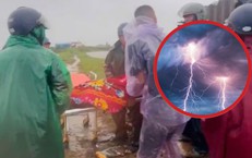 Đang trú mưa trong lán, 4 người bị sét đánh nguy kịch, 1 người bỏng nặng