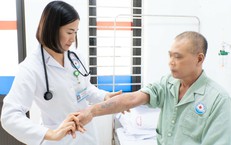 Tắm nước lá chữa ngứa hơn 2 tháng, người đàn ông tổn thương da toàn thân