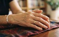 Sau tuổi 60, da tay nhăn, nổi gân: Cách nào cải thiện?