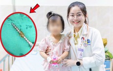 Bé gái 30 tháng tuổi suýt thủng đường tiêu hóa vì nuốt đinh vít 3cm khi chơi