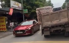 Xử phạt tài xế lái xe tải không biển số, chở gạch nghiêng ngả trên đường