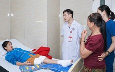 Xúc động khoảnh khắc giám đốc bệnh viện thăm cô giáo mất chân khi cứu học trò