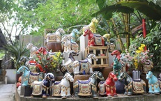 Lạ mắt linh vật ngựa gốm ở TPHCM hút khách dịp cận Tết