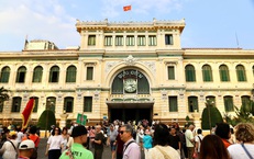 Cận Tết, du khách xếp hàng gửi thư tay đi khắp thế giới