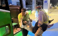 CSGT dùng xe đặc chủng mở đường đưa nữ hành khách bị co giật đi cấp cứu