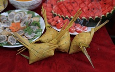 Hồn quê trong chiếc bánh lá cọ nơi biên viễn