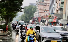 TPHCM mưa trái mùa cận Tết, người dân bất ngờ 
