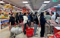 Siêu thị rực rỡ sắc xuân, người dân tấp nập mua sắm dịp cận Tết