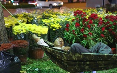 Tiểu thương mắc võng, xuyên đêm canh hoa Tết ở TPHCM