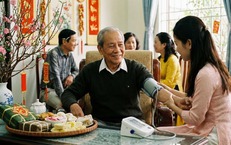Vì sao người già dễ tăng huyết áp dịp Tết dù uống thuốc đều?