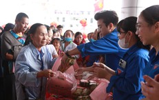 Ấm lòng 'Chợ Tết 0 đồng' cho 1.000 bệnh nhân ở lại điều trị dịp Xuân