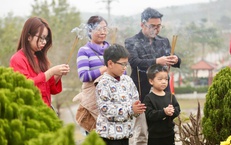 Người dân dậy sớm đi tảo mộ, mời tổ tiên về đón năm mới