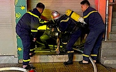 Giải cứu 3 người mắc kẹt trong vụ cháy rạng sáng 29 Tết ở Hà Nội